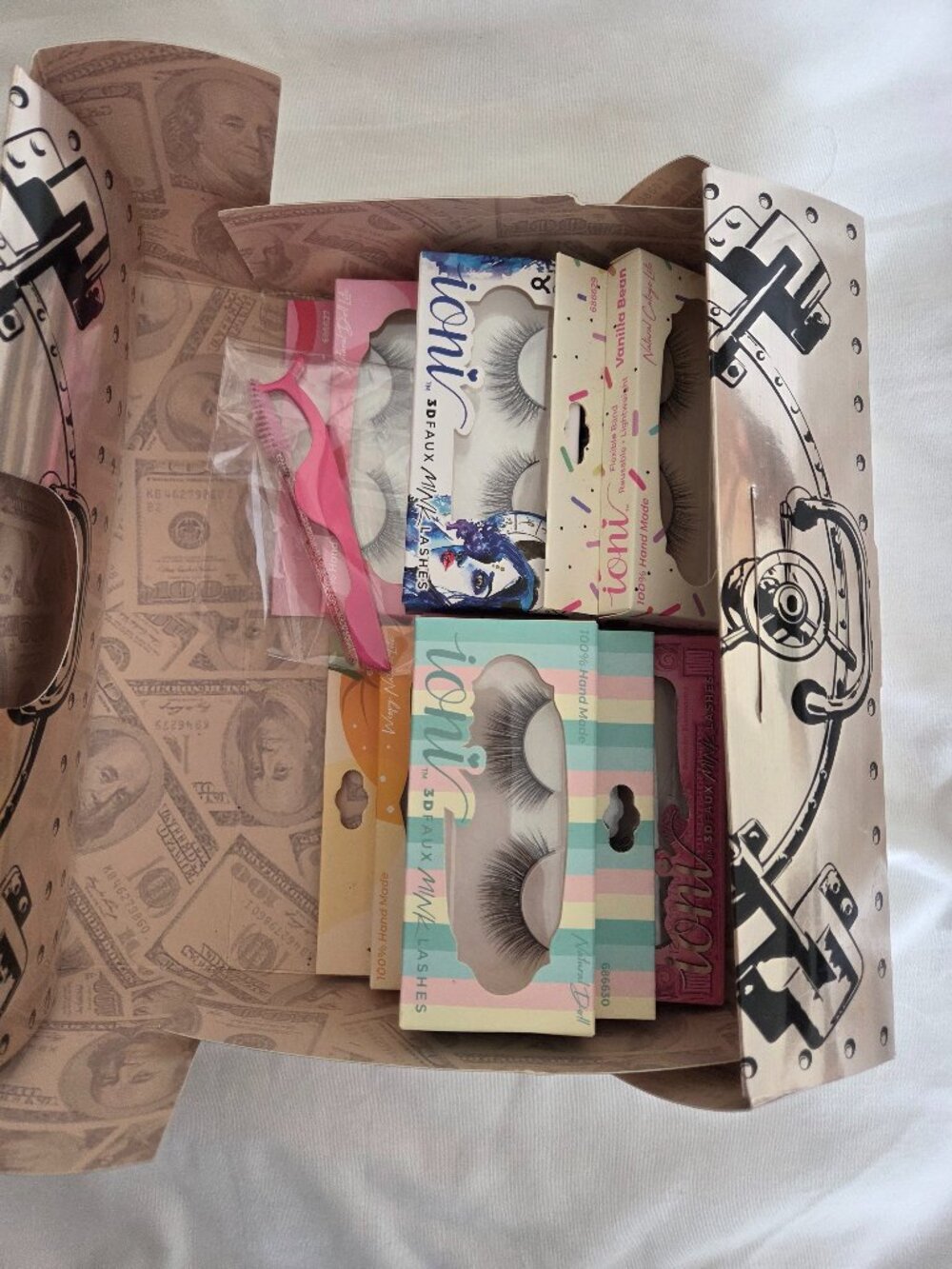 LOT IONI LASHES WITH STORAGE CASE